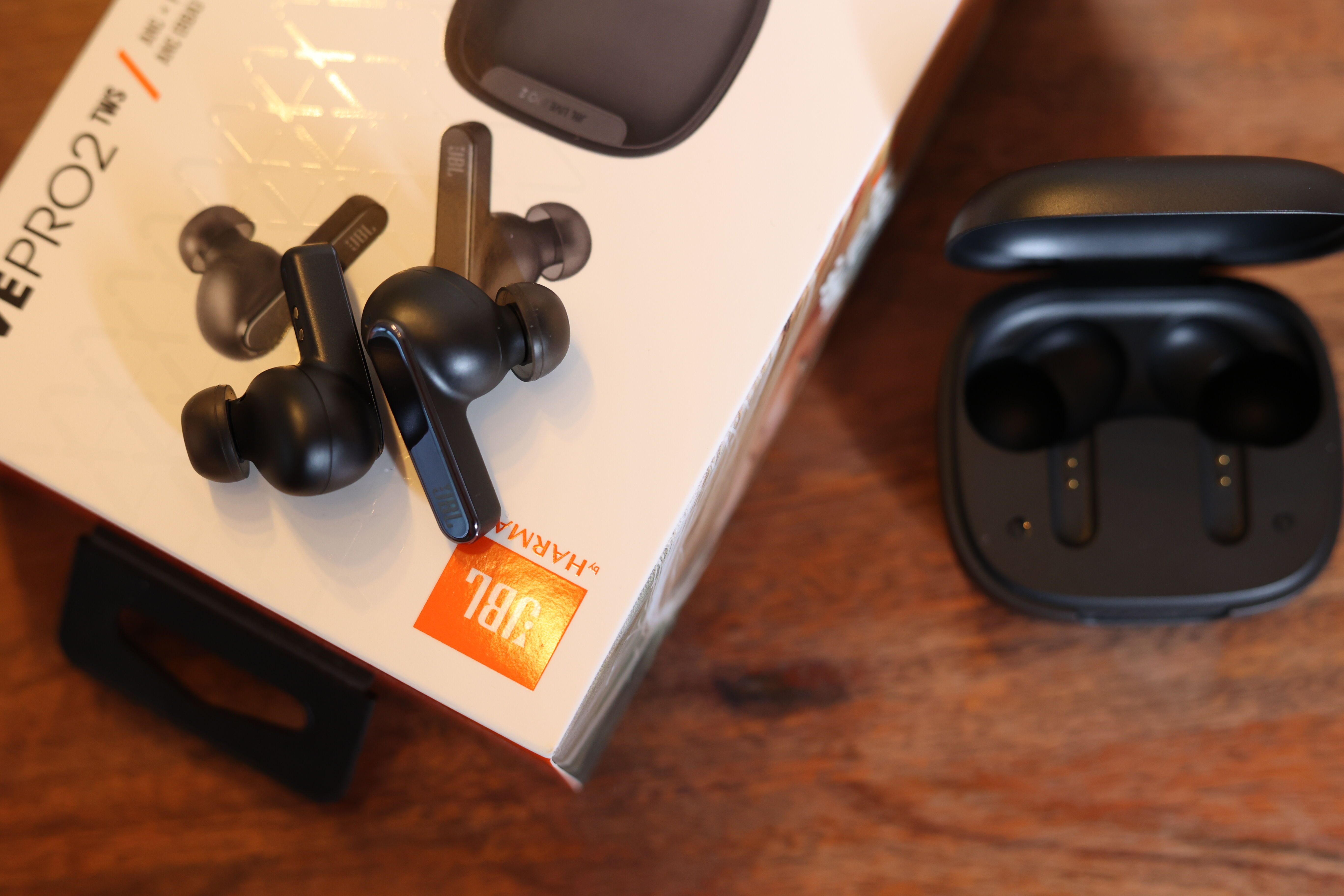 JBL Live Pro 2 liegen auf der Verpackung mit Ladecase daneben